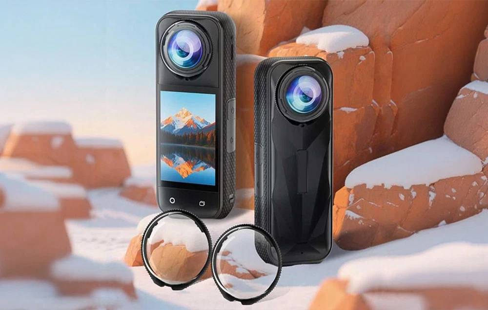 Două camere Insta360 și o pereche de capace de sticlă pentru obiectiv pe fundalul unui peisaj stâncos de iarnă cu un munte