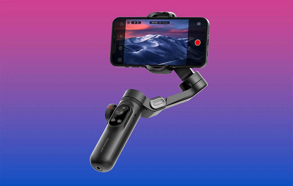 Un gimbal cu un smartphone afișat pe un fundal cu gradient, ecranul arătând un peisaj înregistrat.