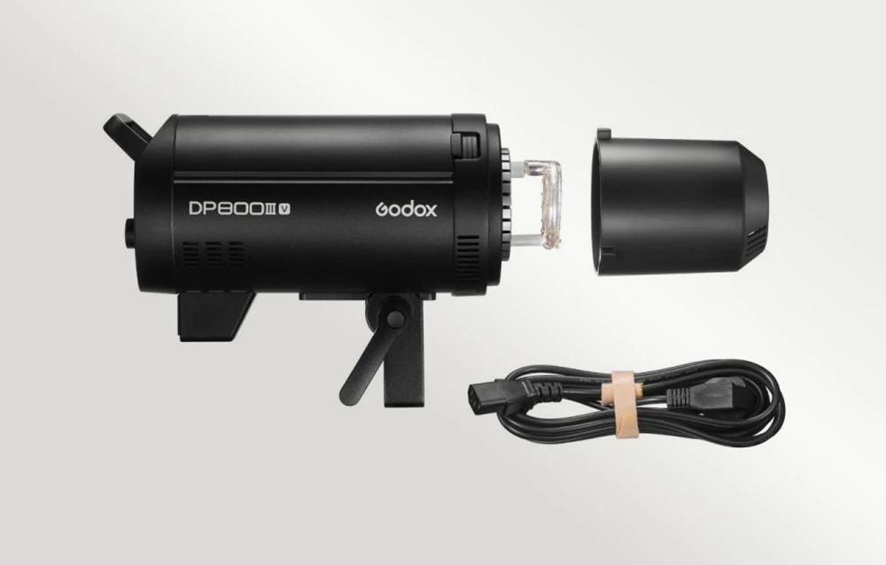 Bliț Godox DP800III V, capacul capului de bliț și cablul de alimentare negru.