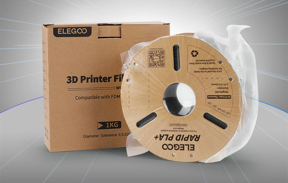 O cutie de carton pentru filament de imprimantă 3D ELEGOO lângă o bobină sigilată sub vid în plastic cu o etichetă RAPID PLA+