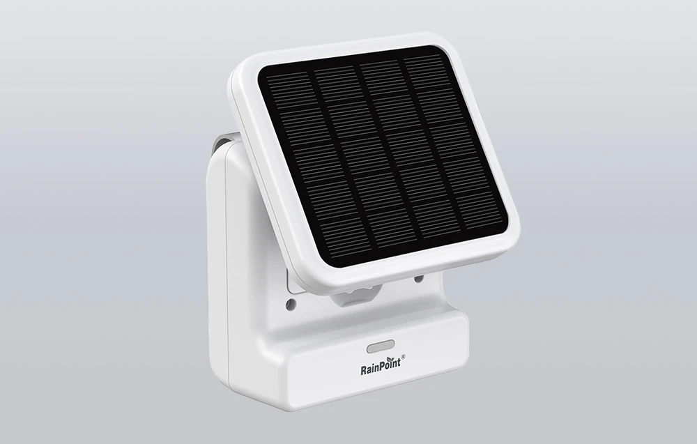 Prim plan al unui panou solar alb RainPoint pe un fundal gri de studio