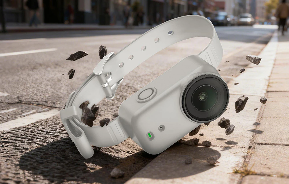 Camera DJI Osmo Nano plasată într-o brățară de silicon gri cade pe stradă