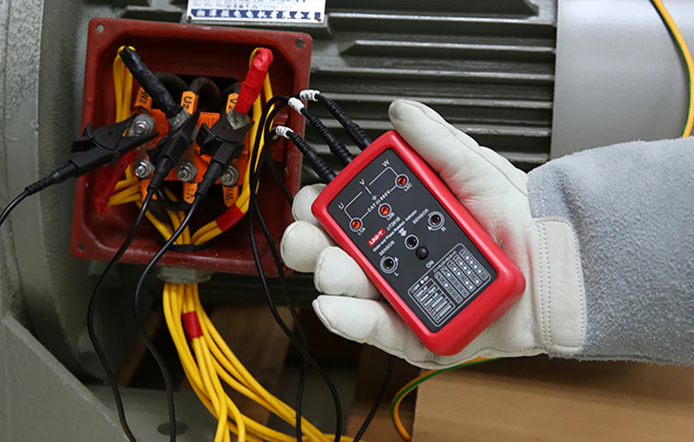 Tester de secvență de faze utilizat pentru verificarea conexiunilor trifazate ale unui motor electric.