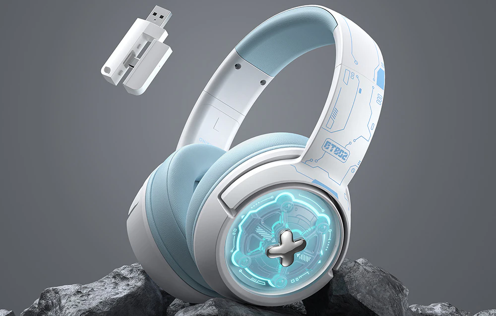 Căști de gaming albe așezate pe roci întunecate, cu un adaptor USB lângă ele
