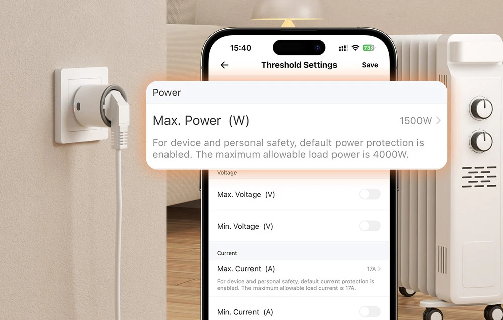 Smartphone afișând aplicația de setări ale pragurilor de putere cu parametri electrici vizibili și o priză în fundal