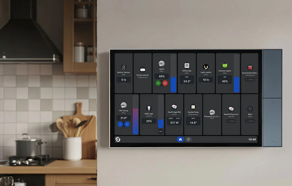 Panou de control smart home montat pe perete la intrarea în bucătărie