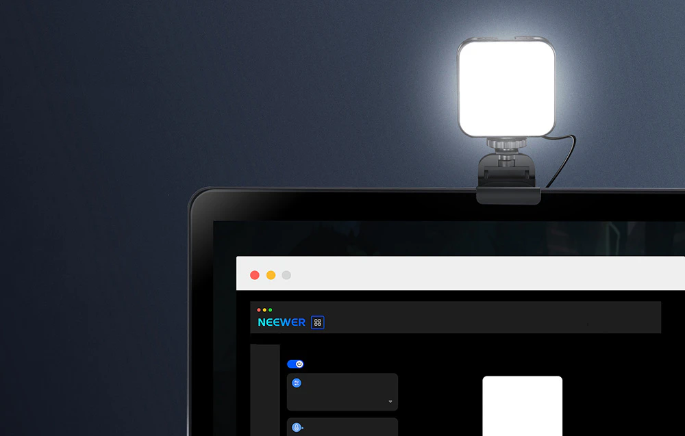O lumină LED puternică montată pe marginea superioară a monitorului unui computer cu o aplicație marca Neewer care rulează