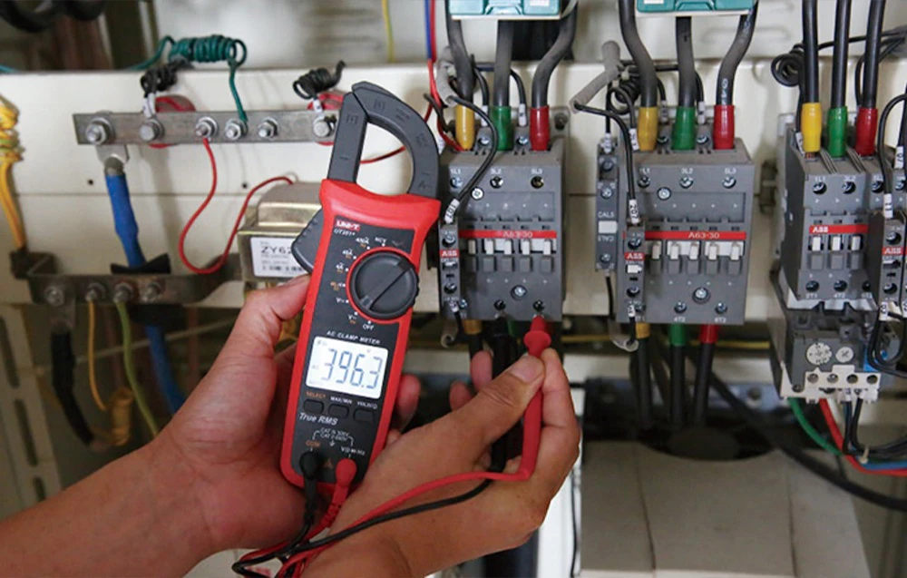 Diagnosticarea parametrilor sistemului electric într-un dulap de distribuție folosind un clește ampermetric portabil.