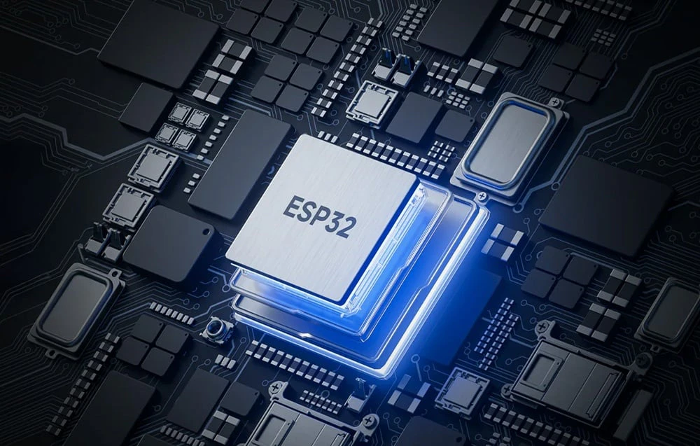 Prim plan al cipului ESP52 pe PCB cu iluminare de fundal albastră, componente electronice în fundal