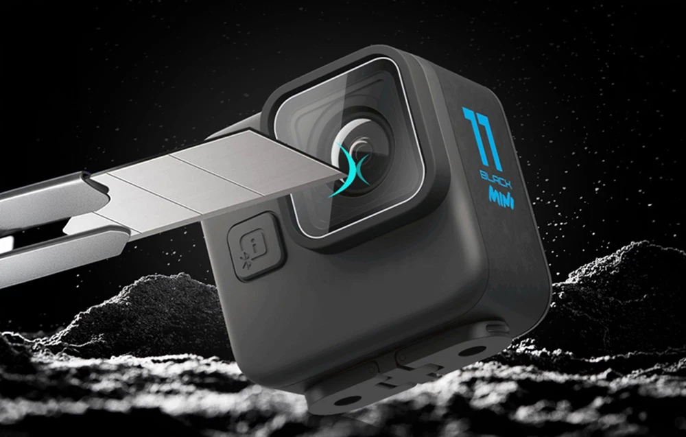 Cuțit de tapet testând rezistența la zgârieturi a sticlei de protecție a camerei GoPro HERO11 Black Mini