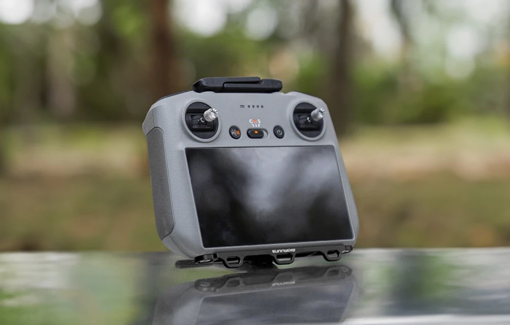 Suport cu lanyard Sunnylife folosit cu controlerul DJI.