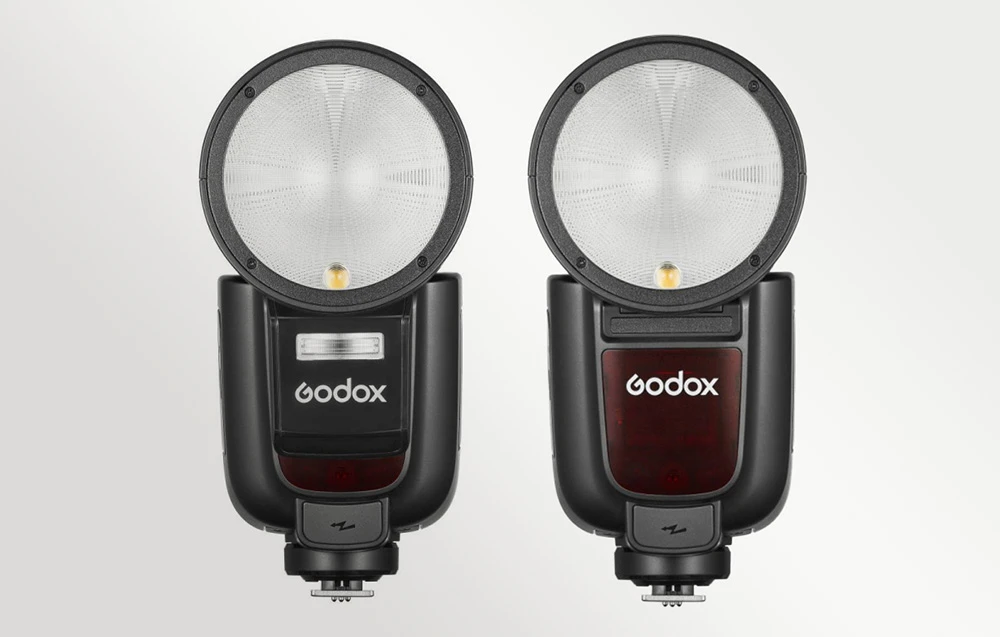 Două unități de bliț Godox V1Pro văzute din față, una cu un modul atașat
