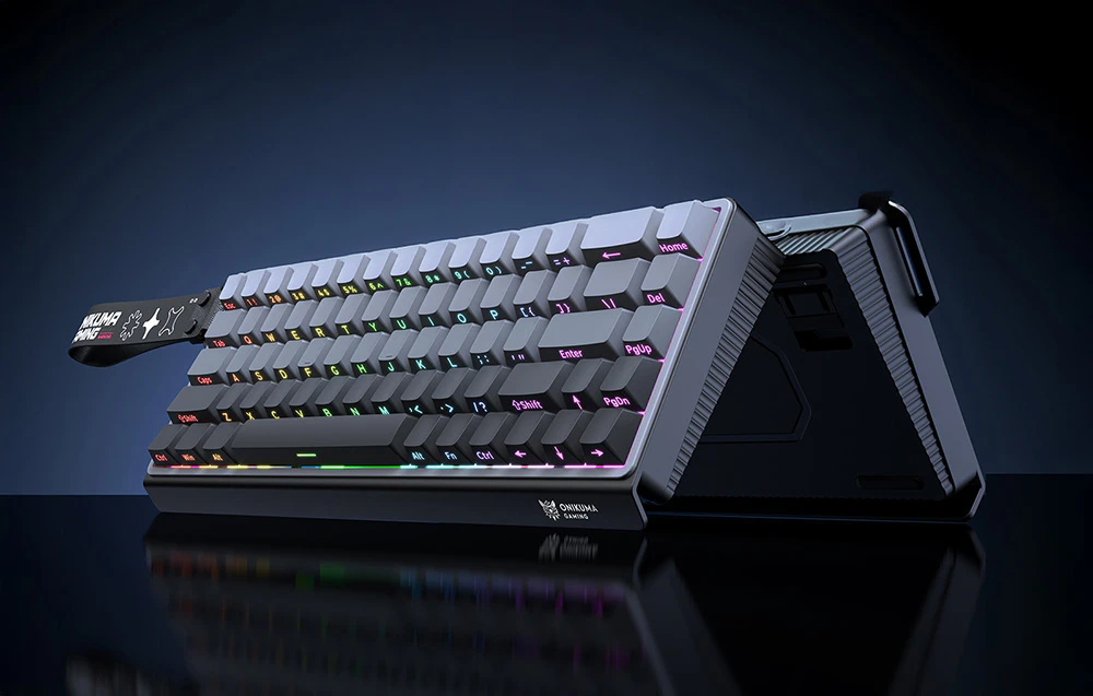 2 tastaturi negre pentru jocuri Onikuma sprijinite una de cealaltă