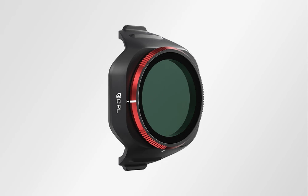 Filtru CPL pentru dronă cu margine roșie și sticlă polarizată verde închis în cadru negru văzut din lateral