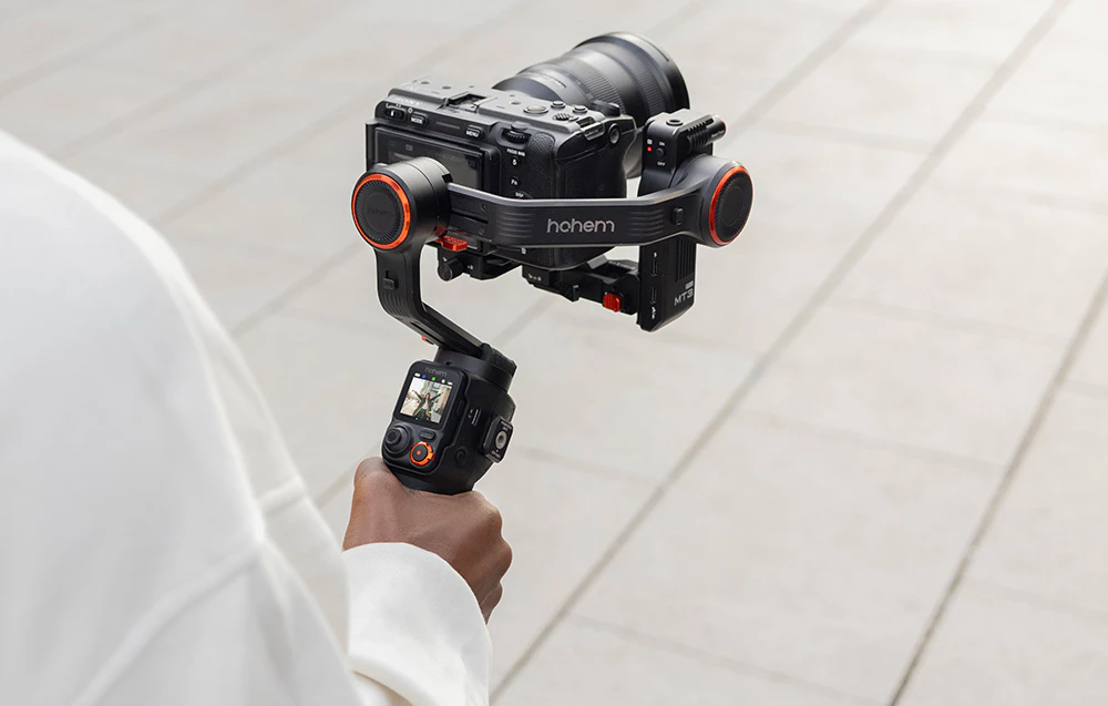 Gimbal iSteady Hohem cu cameră atașată ținut în mână