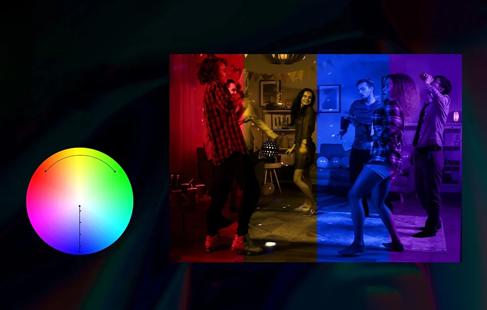 Benzi colorate de lumină care iluminează oameni dansând la o petrecere lângă o roată circulară de culori.