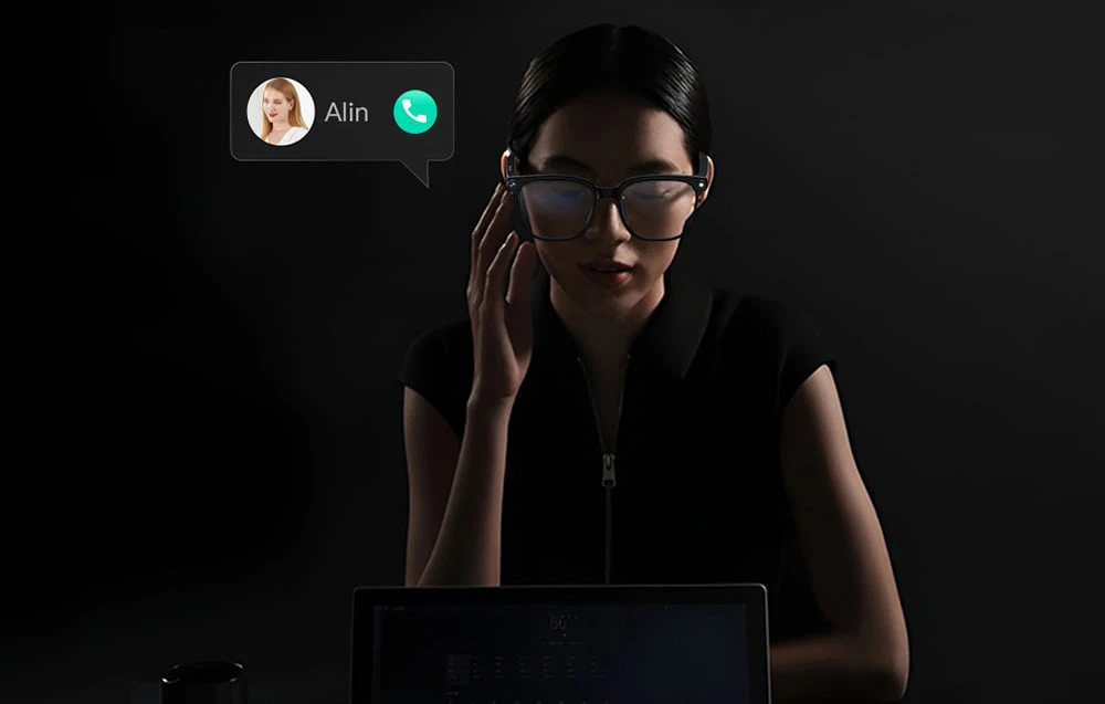 Un bărbat care poartă ochelari, lângă care apare o notificare privind un apel telefonic primit de la Alin.