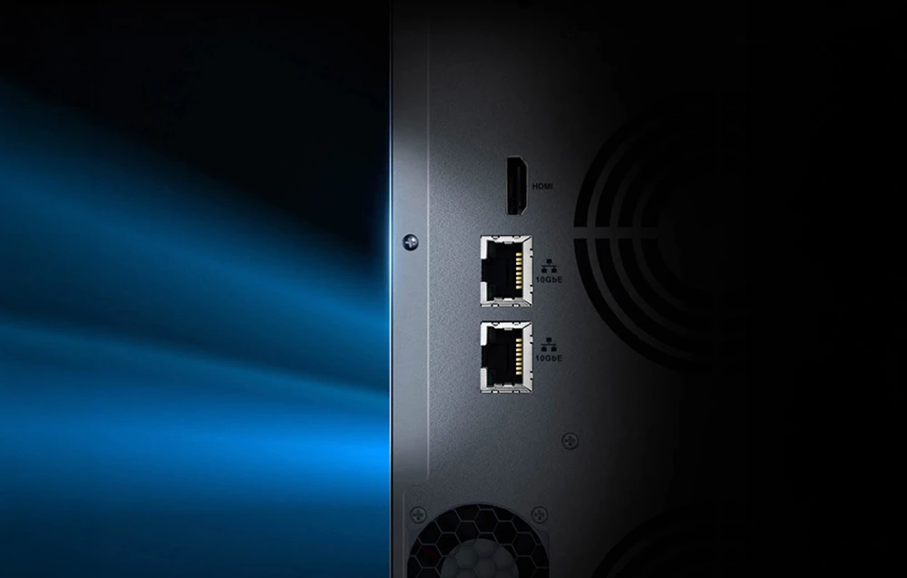 Detaliu al panoului din spate al serverului de fișiere NAS, cu două porturi de rețea 10GbE și un conector HDMI