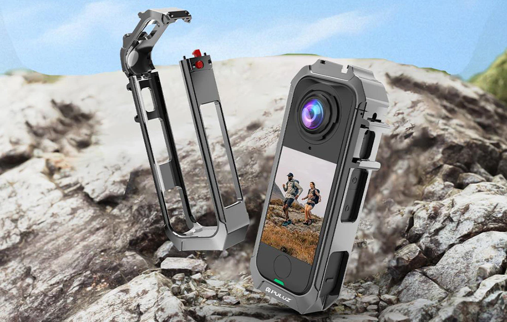 Camera foto în carcasa metalică de protecție, lângă cealaltă carcasă, pe stânca ușoară
