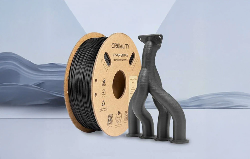 Bobină de filament Creality Hyper Series și sculptură neagră pe fundal albastru