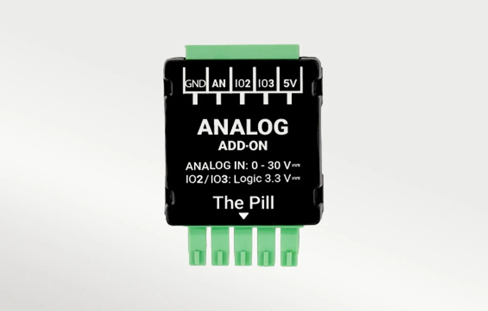 Carcasă neagră cu conectori verzi și inscripțiile albe „ANALOG ADD-ON” și „The Pill” pe un fundal deschis