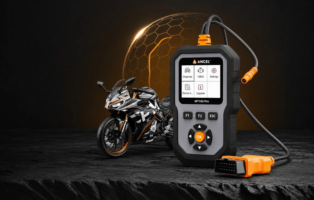 Scanerul ANCEL MT100 Pro pe o podea de piatră, lângă o motocicletă sport, cu un model de grilă în fundal