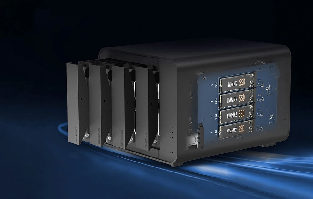 Un server DAS cu compartimentele de unități ejectate, arătând patru SSD-uri NVMe M.2 în interiorul carcasei