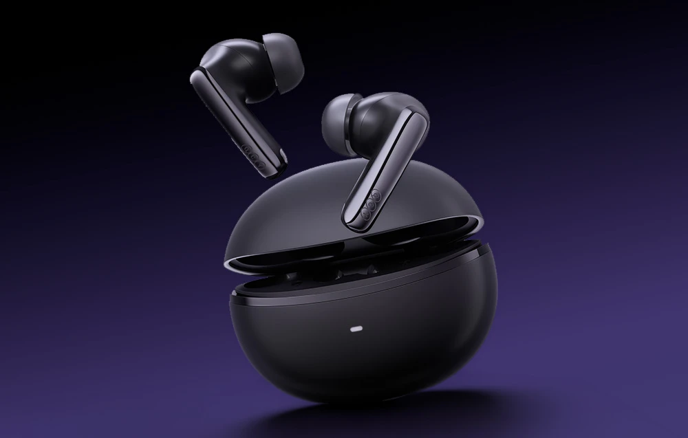 Carcasă de încărcare neagră, semi-deschisă, cu două căști wireless suspendate deasupra ei pe un fundal violet