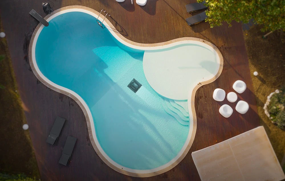 Vedere de sus a robotului Wybot M2 curățând o piscină de formă neregulată