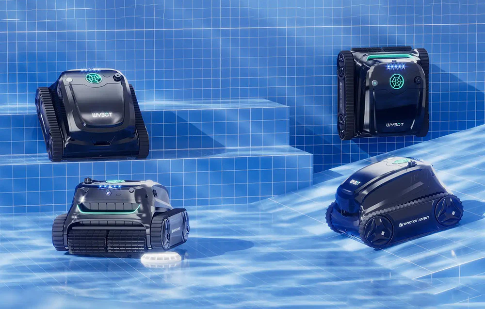 Patru roboți de piscină Wybot în poziții diferite pe fundul piscinei