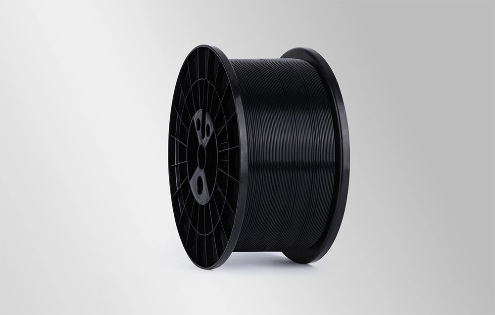 Filament Rapid PLA+ negru pe fundal gri