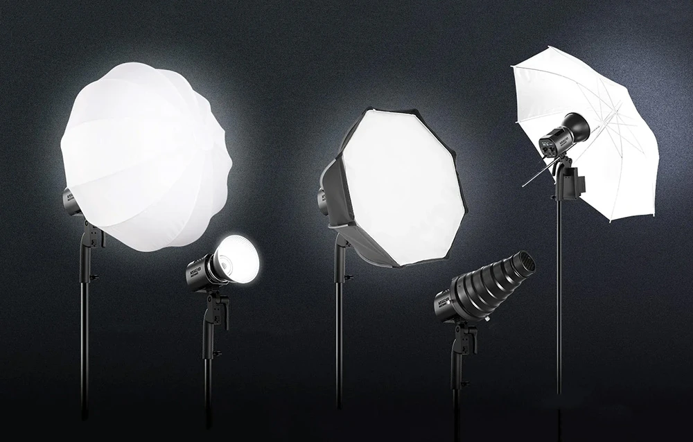 Cinci lumini de studio cu diverse accesorii pentru a modifica fasciculul de lumină.