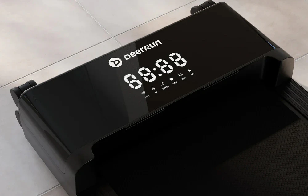 Prim-plan al afișajului LED negru al benzii de alergare DeerRun care afișează ora digitală și pictogramele funcțiilor
