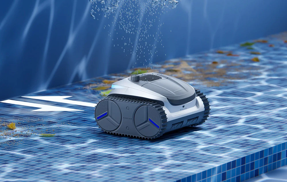Robotul de curățare se deplasează pe fundul piscinei, colectând frunze și resturi
