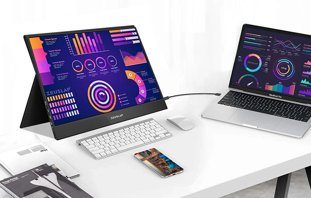 Ecran tactil portabil ZEUSLAP cu tastatură, mouse, smartphone și laptop MacBook pe un birou alb