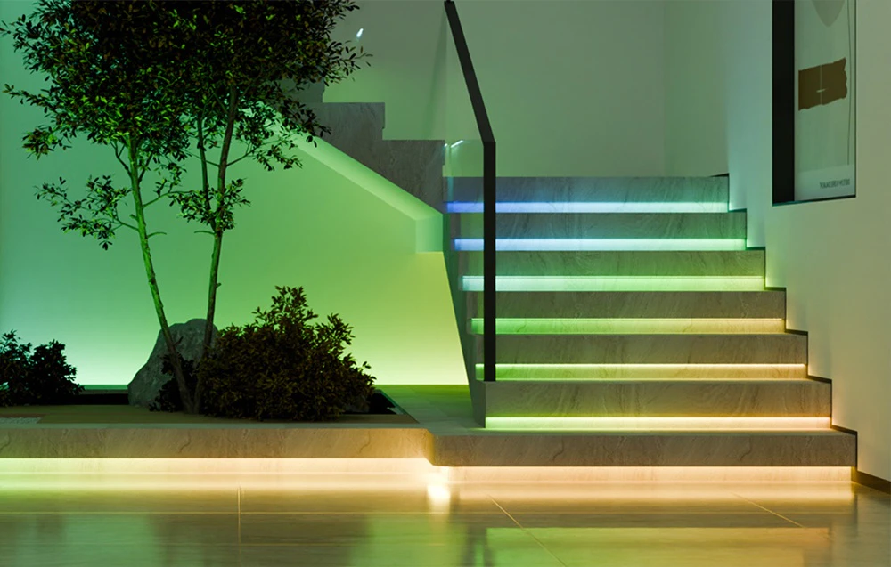 Scări iluminate cu lumini colorate folosind benzi LED