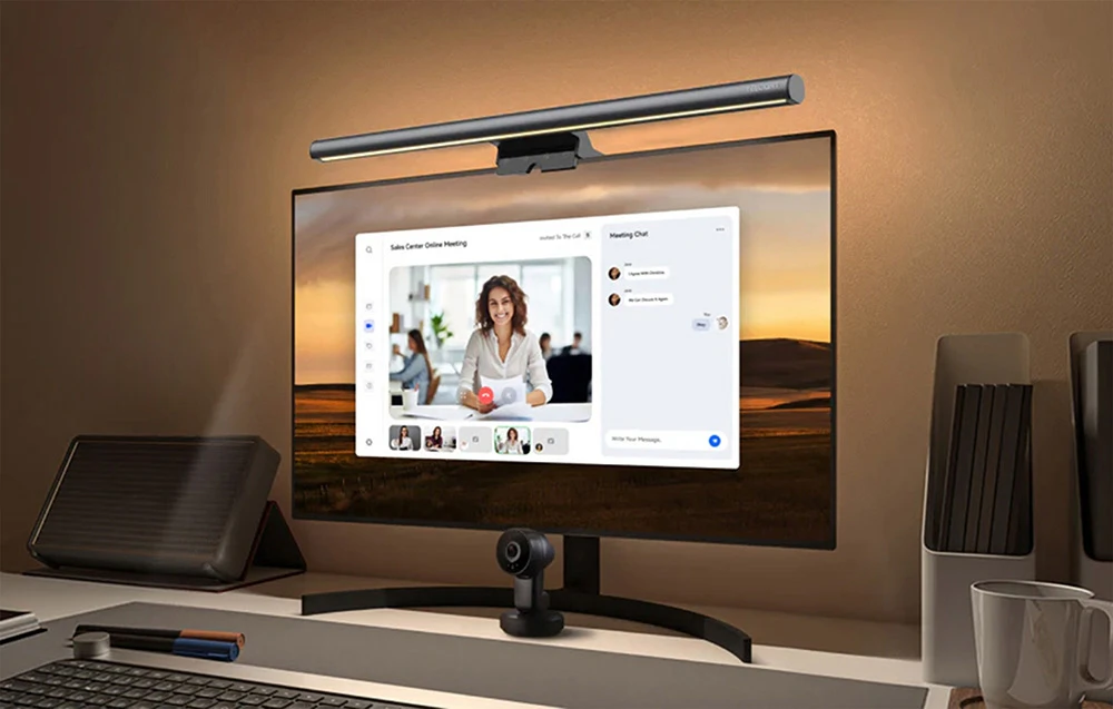 Monitor de birou cu iluminare Yeelight și cameră web; pe ecran se vede o întâlnire online