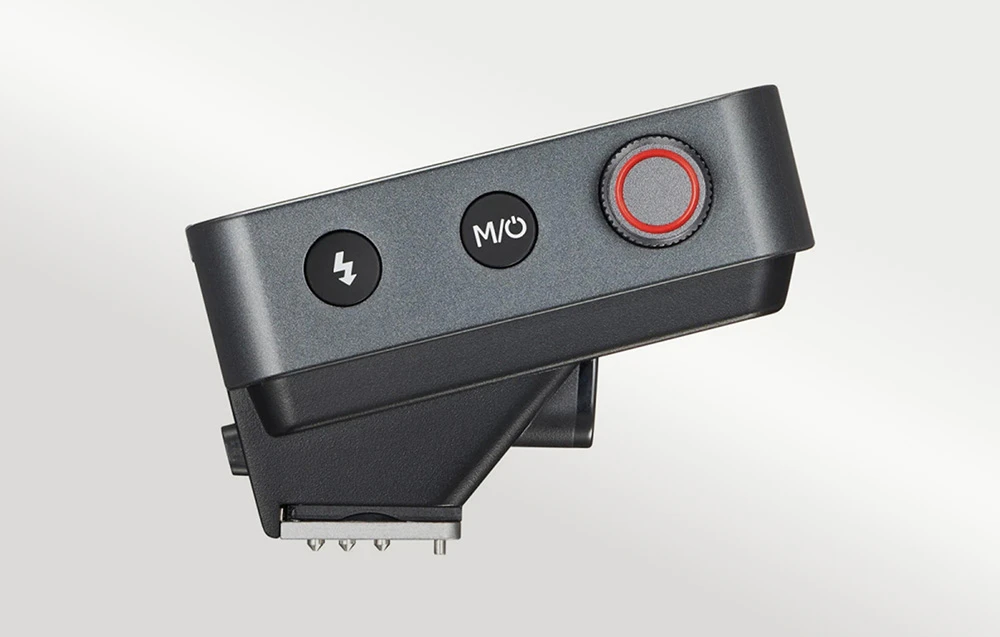 Profilul lateral al declanșatorului Godox X3 Pro F cu butoane de control, cadran și buton ISO vizibile