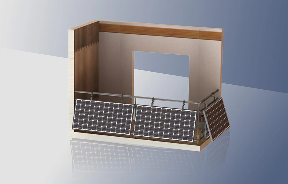 Machetă de balcon cu panouri fotovoltaice pe balustradă pe fond albastru