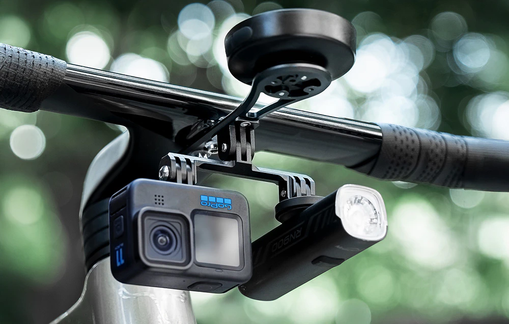 Suport Cycplus Z3 pentru ghidon cu cameră GoPro, lumină și computer pe fundal verde