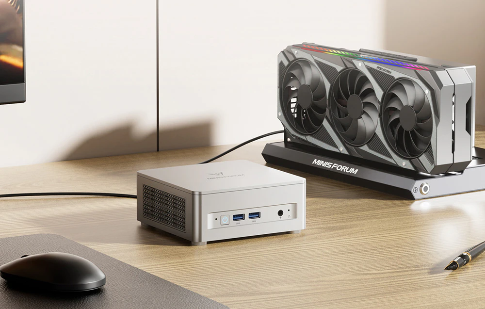 mini PC alb pe un birou lângă alte dispozitive
