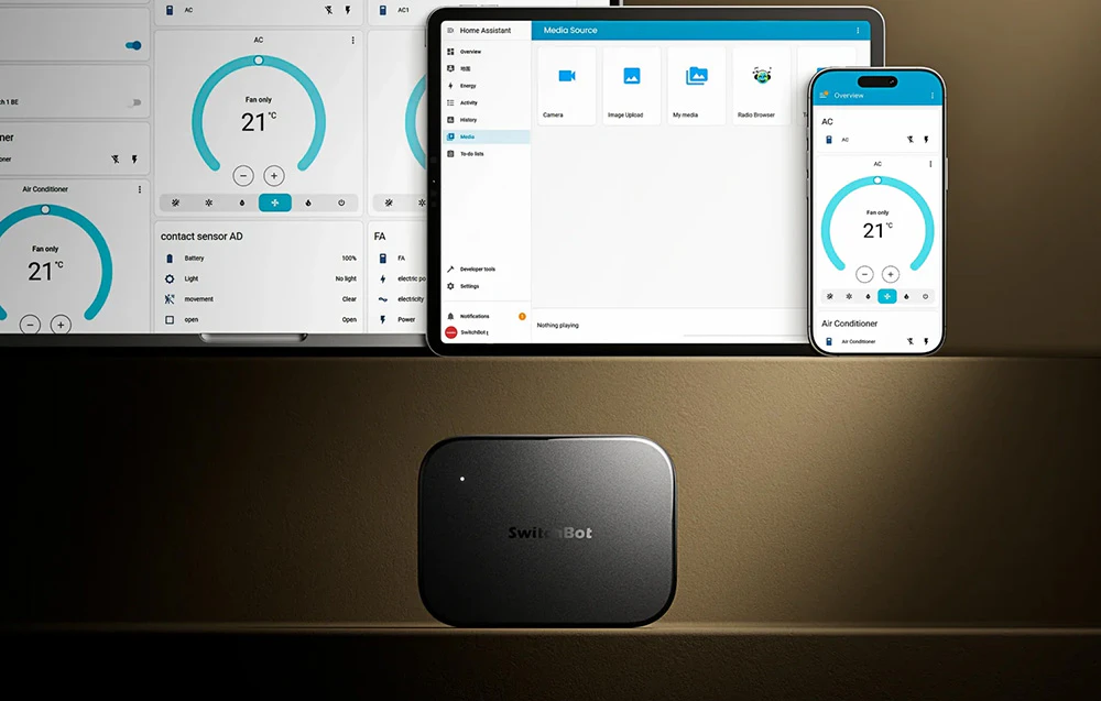 Un SwitchBot Gateway pe un fundal întunecat, cu ecrane deasupra lui care afișează interfața de control a casei inteligente pe o tabletă și un smartphone.