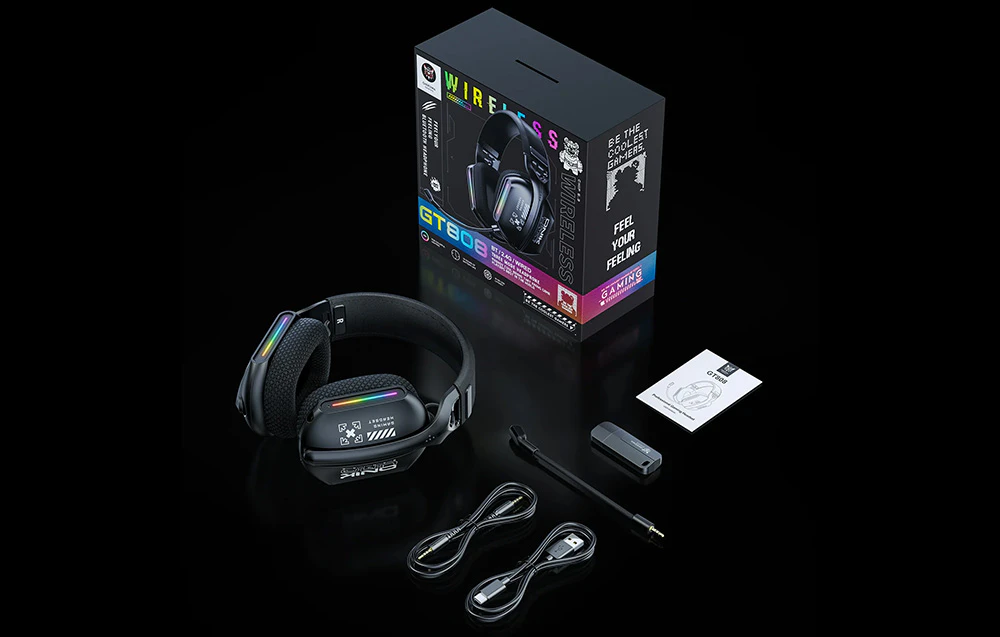 Căști Onikuma, cabluri USB și audio, manual de utilizare și cutie așezate pe un fundal negru