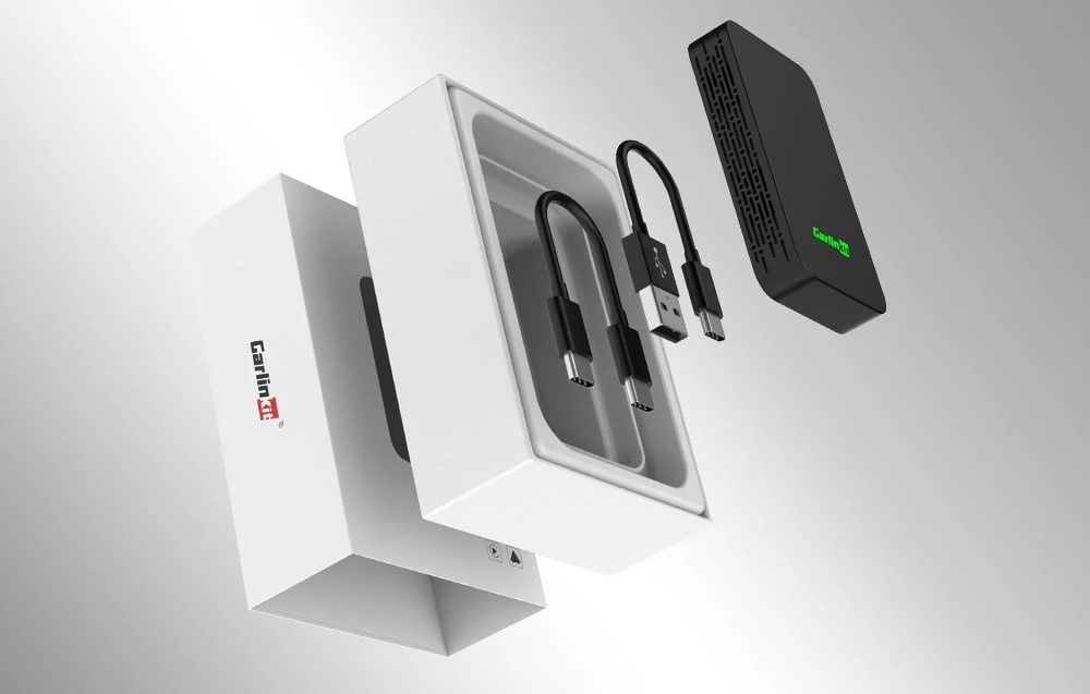 Adaptor CarlinKit, două cabluri USB scurte și ambalajul produsului deschis