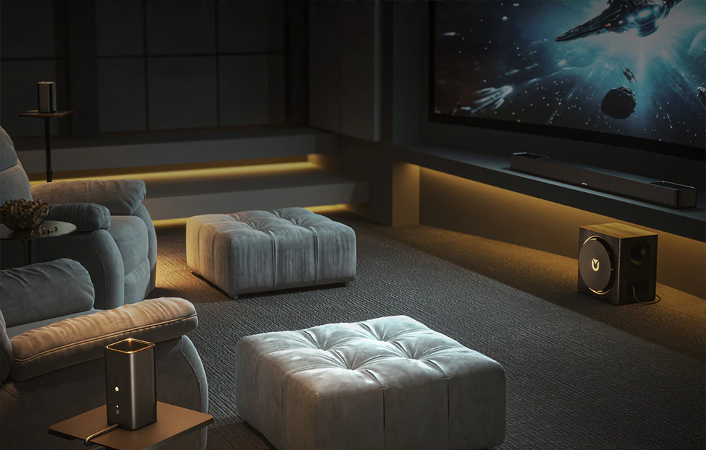 Sală de cinema modernă cu fotoliu, pufuri și sistem audio ULTIMEA cu subwoofer și bară de sunet în fața unui ecran mare