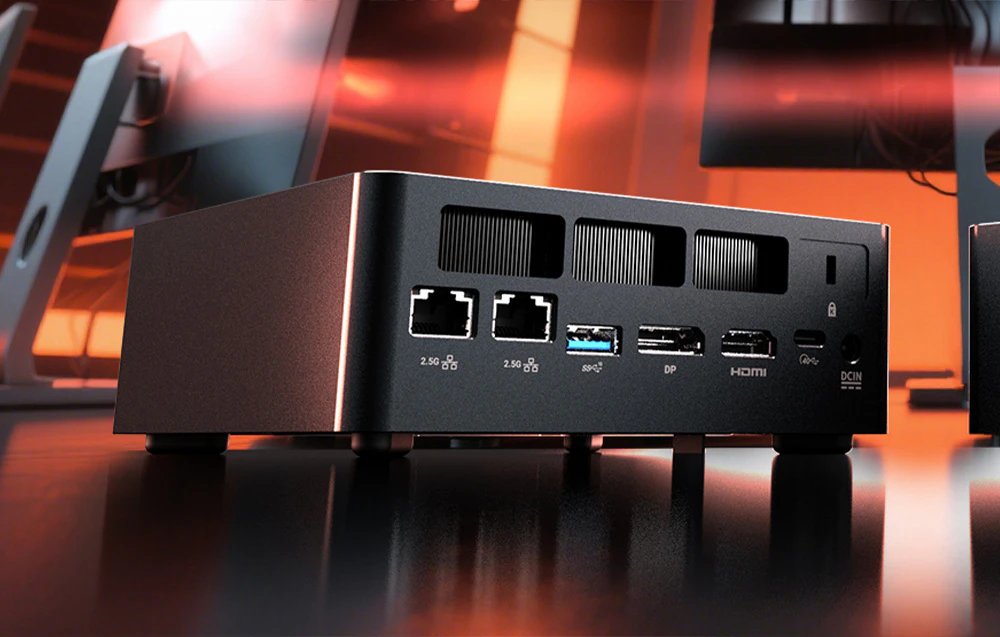 Panoul din spate al Mini PC Minix cu porturi vizibile, inclusiv Ethernet 2.5G, USB, DisplayPort, HDMI, USB-C și alimentare.