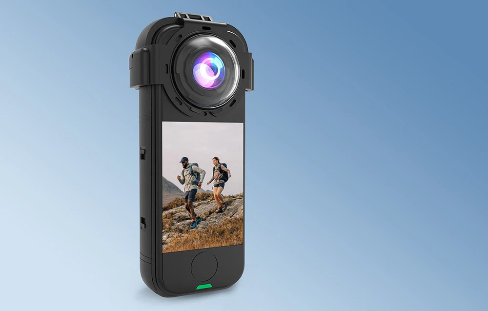 Camera Insta360 X4 Air cu capacul obiectivului pe fundal albastru