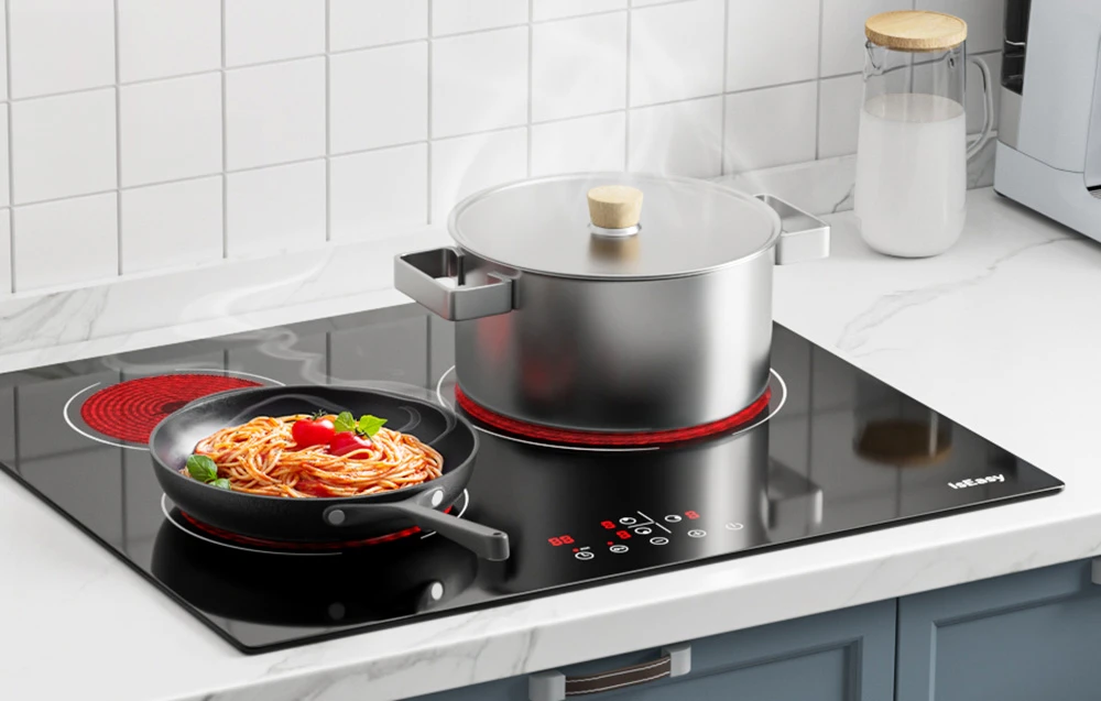 Plită ceramică cu tigaie pentru spaghete și oală din oțel inoxidabil în bucătărie albă