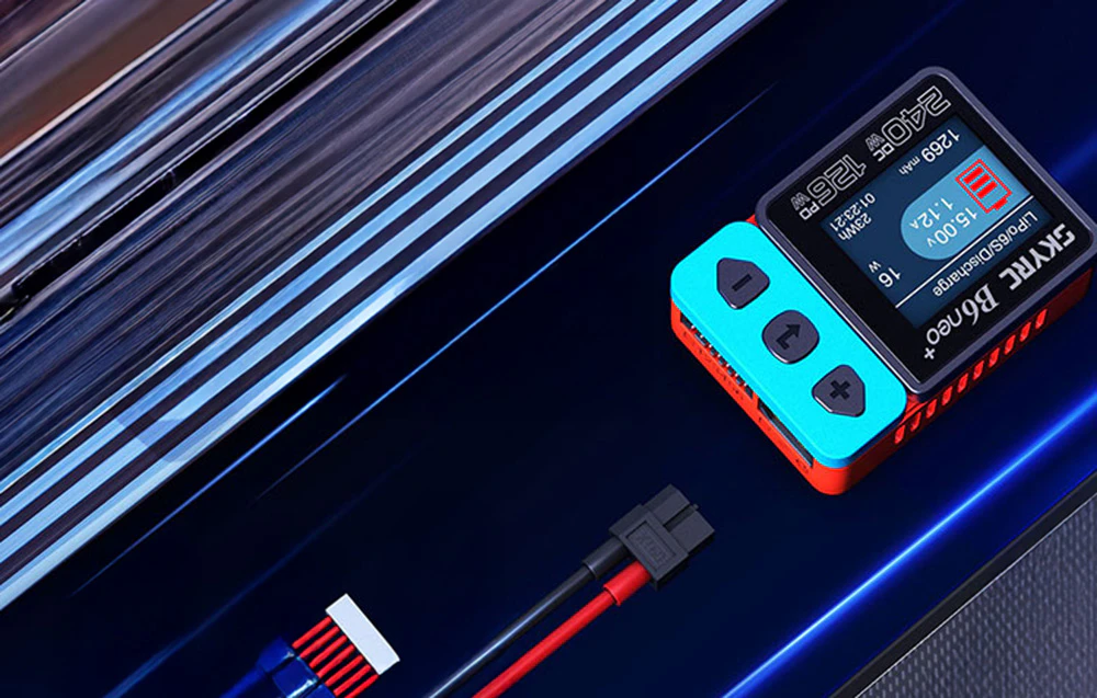 Încărcător inteligent SkyRC B6neo+ cu porturi pentru conectarea cablurilor, prezentat de sus.