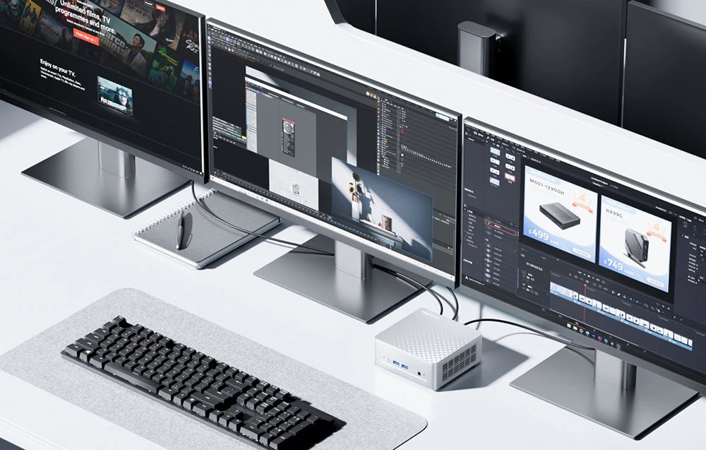 Trei monitoare care afișează interfețe de program, conectate la un mini PC argintiu de dimensiuni reduse